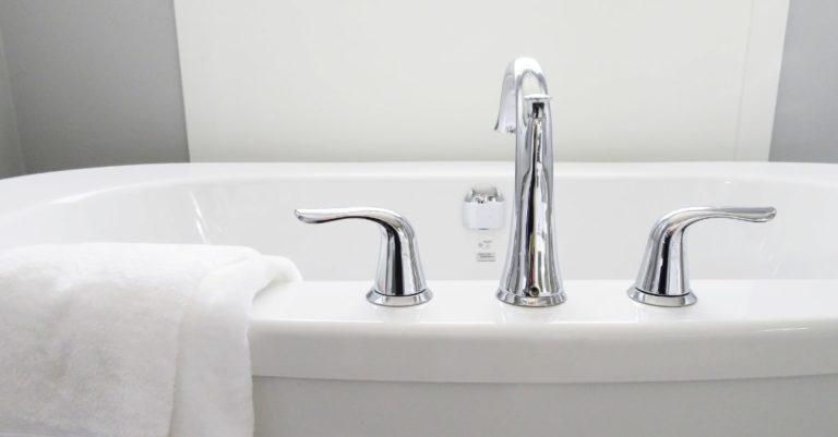 moffett_plumbing_blog_unclog_bathtub-min